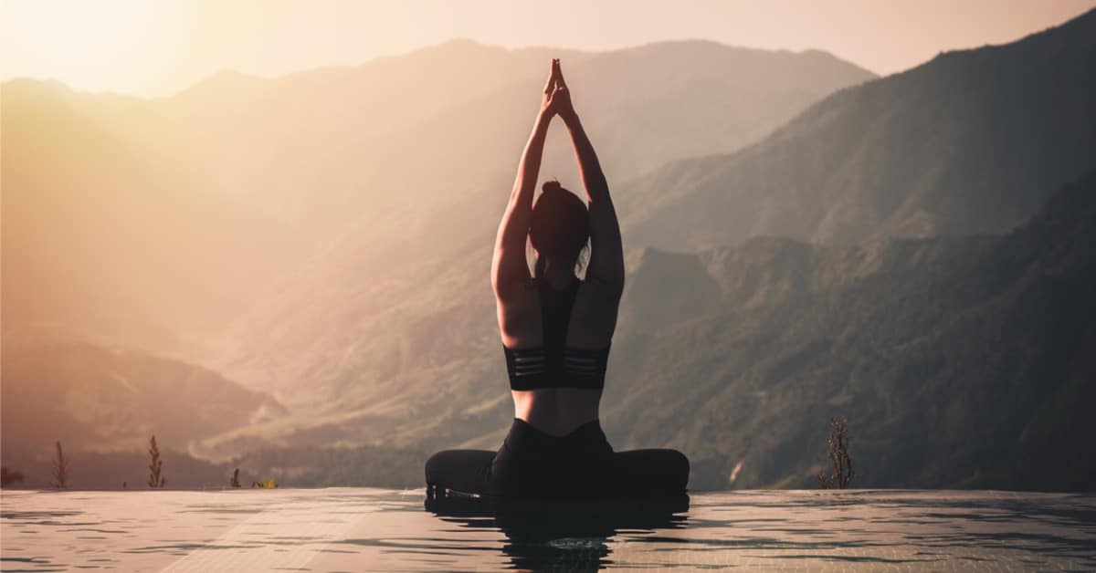 Kvinde i hormonbalance, der dyrker yoga