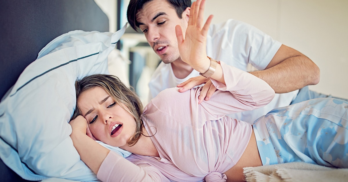 Manglende sexlyst: Kvinde der har mistet sexlysten og vifter sin partner væk, mens hun ligger i sengen.